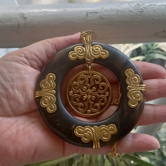 Trifari VTG Brown With Gold Tone Scrolls Spinner 3.5" Pendant Chain Necklace - Picture 3 of 13